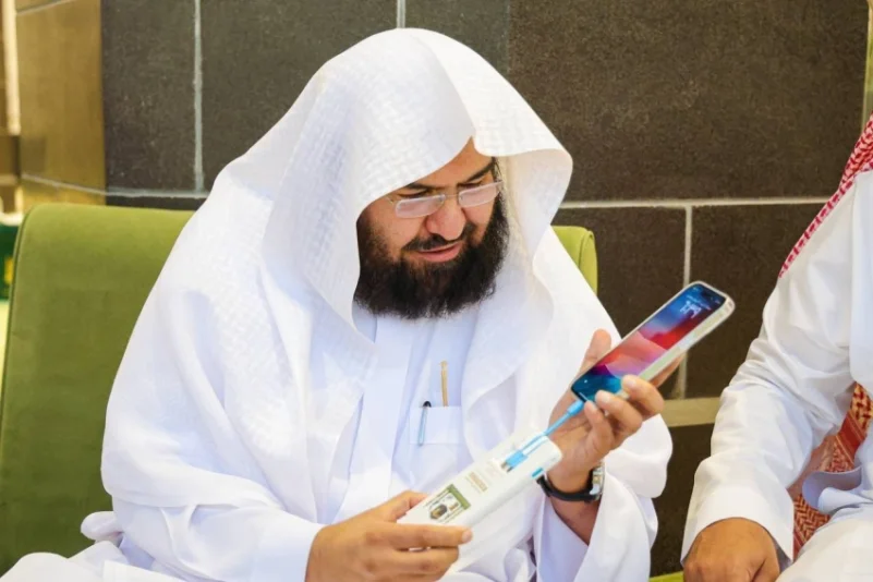 السديس يدشن منصة الشحن المتنقل لشحن أجهزة الجوال بالمسجد الحرام