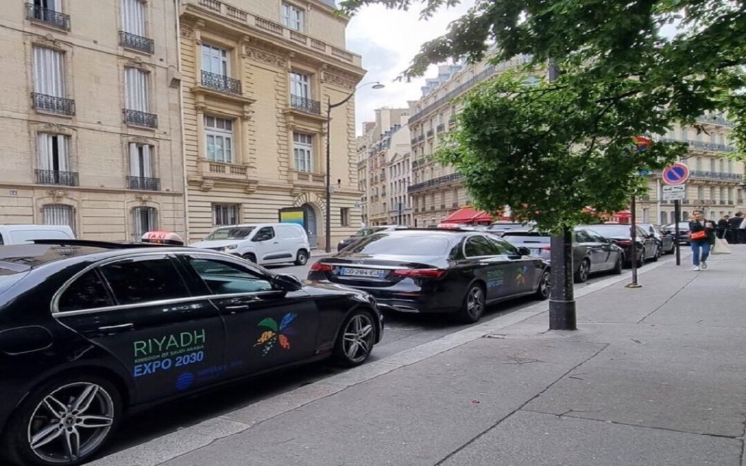 شعار الرياض إكسبو يغزو شوارع باريس.