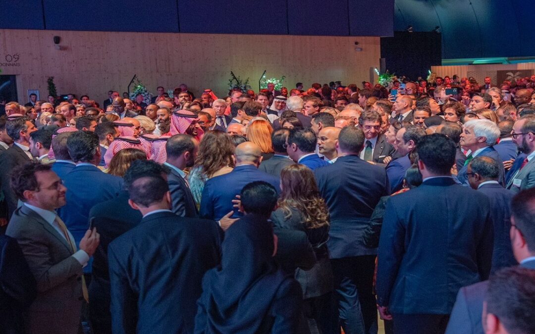 تهافت إعلاميي العالم لالتقاط صورة مع ولي العهد في فرنسا