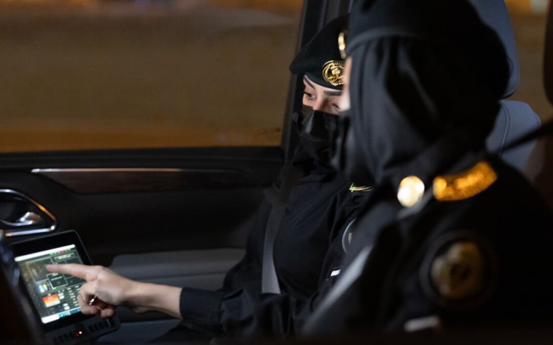 منسوبات إدارة دوريات الأمن حاضرات لخدمة ضيوف الرحمن .