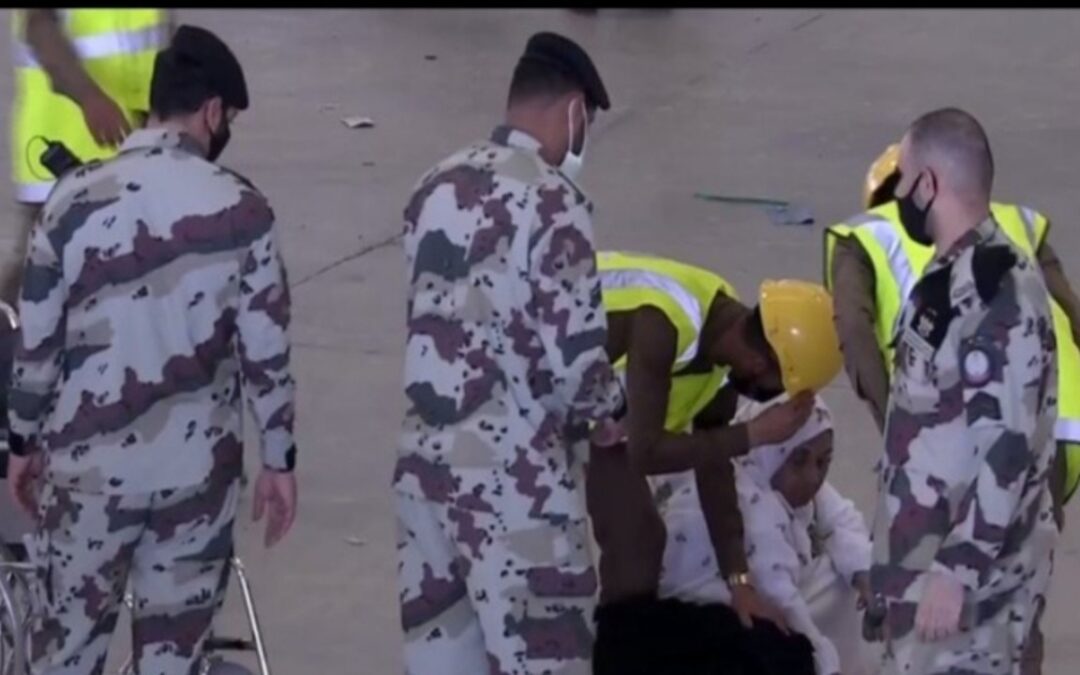 رجال الأمن يسعفون حاجة بعد تعرضها لإغماء مفاجئ