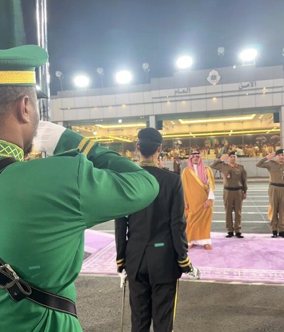 ضباط قوات أمن الحج يرددون الأهازيج: من جبل مكة العظيم