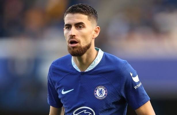 لاعب آرسنال يشعل المنافسة بين الأهلي والنصر