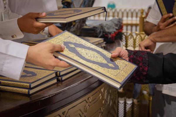 شؤون الحرمين تودع الحجاج بعد أداء طواف الوداع بنسخة من المصحف الشريف