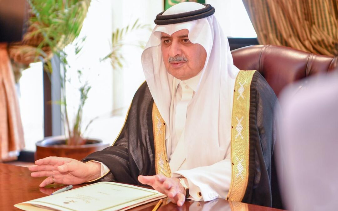 أمير تبوك يرأس اجتماع جمعية الملك عبدالعزيز الخيرية