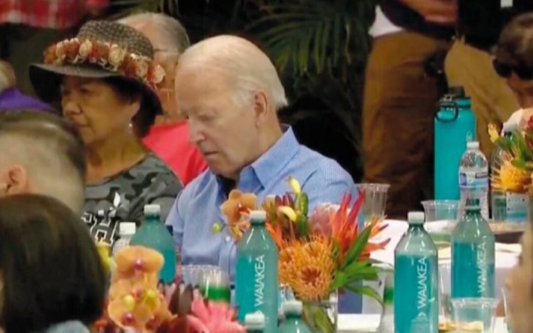 بايدن يقع في موقف محرج مجددًا ويغفو خلال مراسم تكريم ضحايا جزيرة ماوي