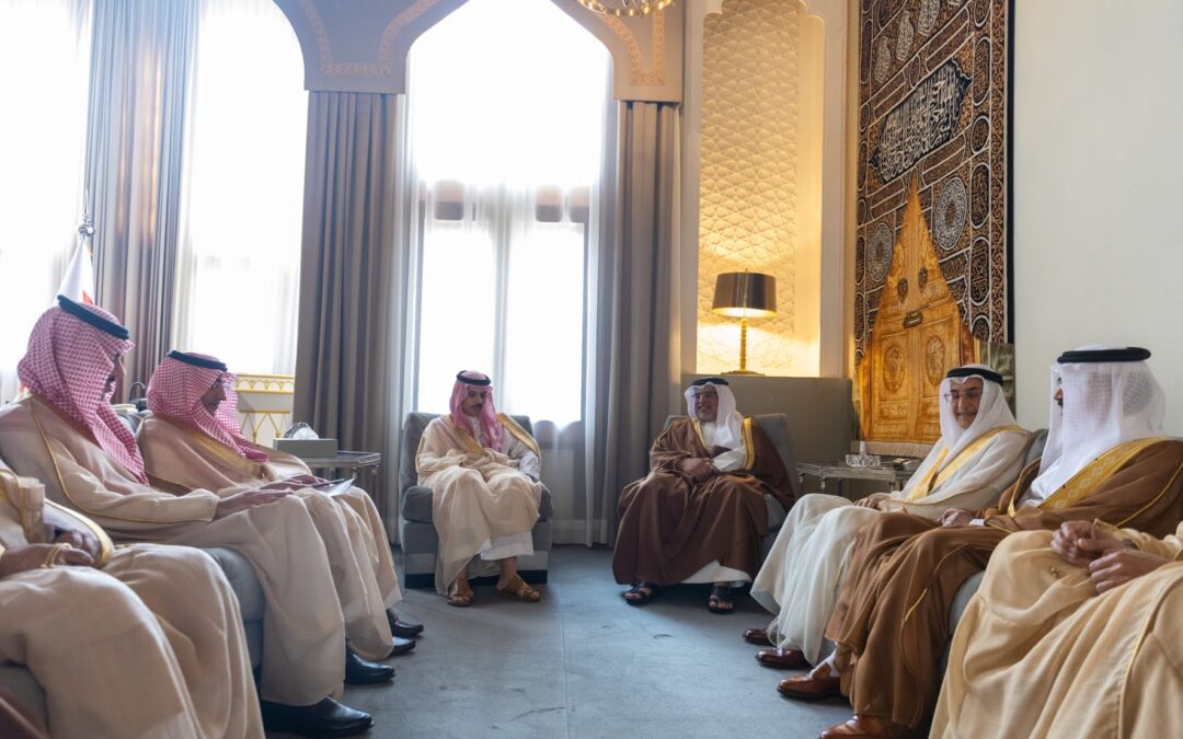 ولي عهد البحرين يستضيف وزير خارجية السعودية بقصر الزاهر