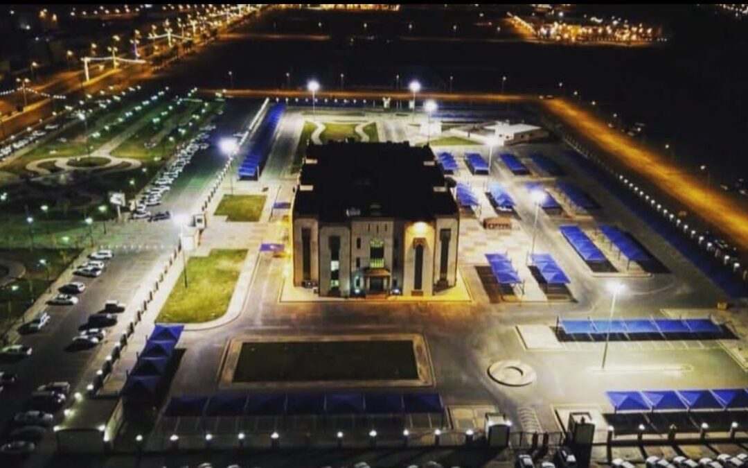 بلدية بيشة تُطلق الإنارة في ٣٥٠ عمودًا بمخططات الإسكان