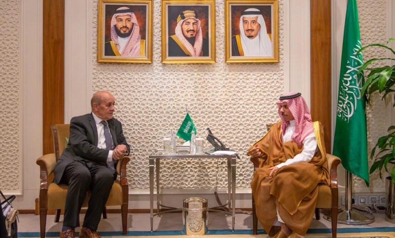 وزير الخارجية يستقبل مبعوث ماكرون إلى لبنان