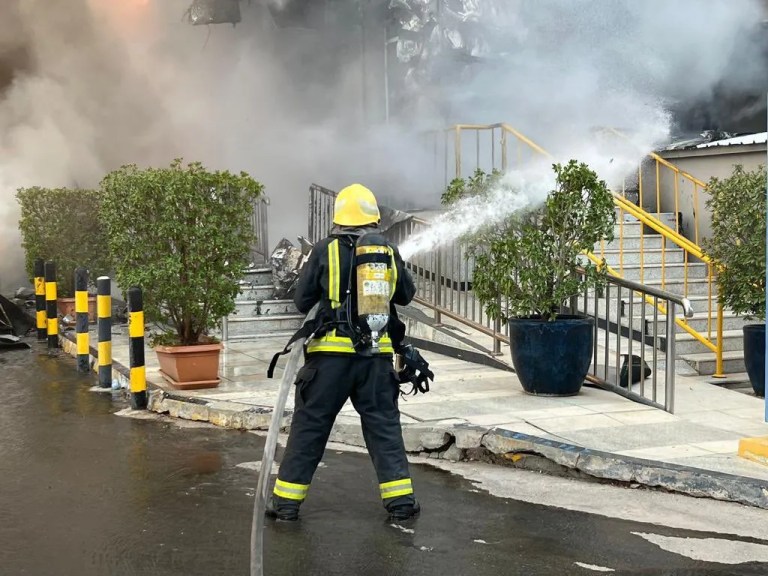 الدفاع المدني يتمكن من إخماد حريق تسبب في حرق 9 مركبات بالرياض