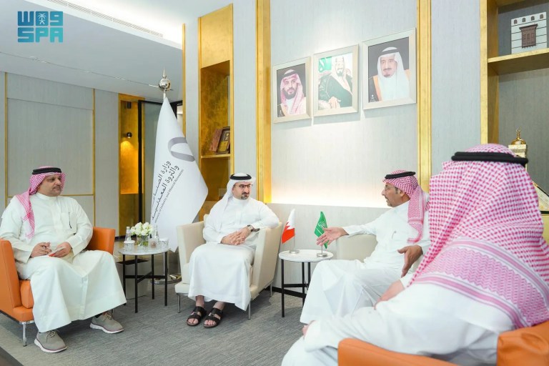 وزير الصناعة والثروة المعدنية يبحث مع نظيره البحريني سبل تعزيز التعاون بين البلدين
