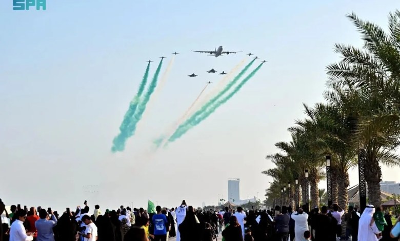 استعراض جوي وبحري يجذب أنظار المارين بمحافظة الخبر