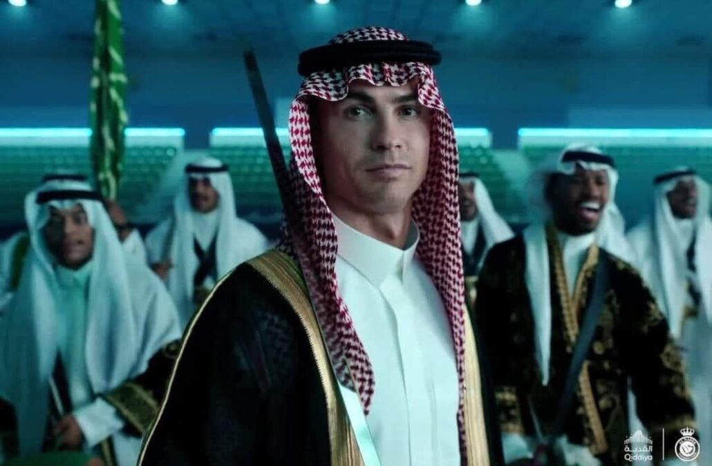 رونالدو يظهر بـ”البشت والسيف” احتفالا باليوم الوطني السعودي