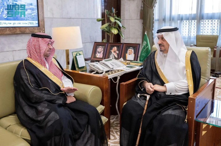 أمير منطقة الرياض يراقب إدارة التعليم بالمنطقة