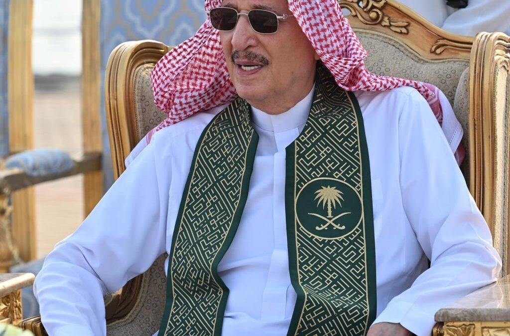 أمير جازان مع الأهالي .. يشاهدون العروض الجوية والعسكرية ابتهاجا باليوم الوطني الـ93