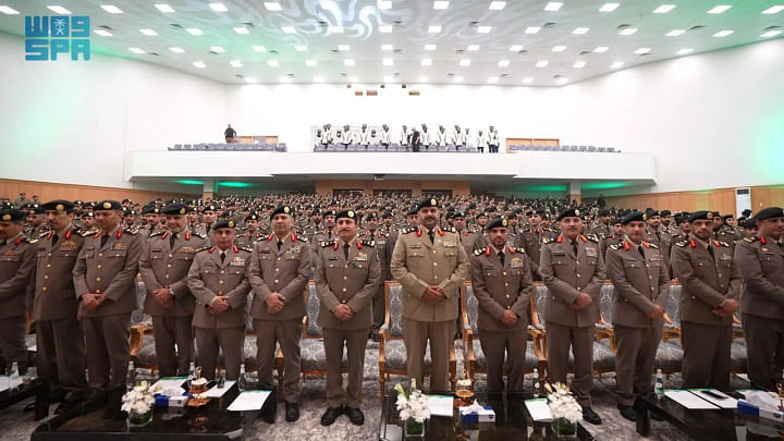 تخريج الدورتين التأهيليتين للأمن العام للضباط الخريجين وللمجندات