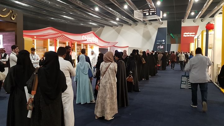 تزاحم العشرات لمتابعة “مسرحية الملاذ الأخير” بمعرض الكتاب