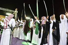 محافظ حريملاء يؤدي العرضة السعودية .. مع الأهالي احتفاء باليوم الوطني الـ 93