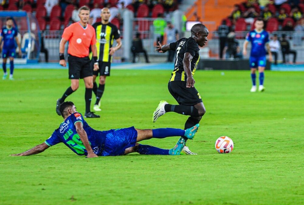 كانتي يقود ريمونتادة الاتحاد على الفتح 2-1 وتصدر «دوري روشن»