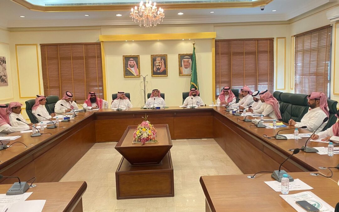 “محافظ بيشة”  يرأس اجتماع المجلس المحلي