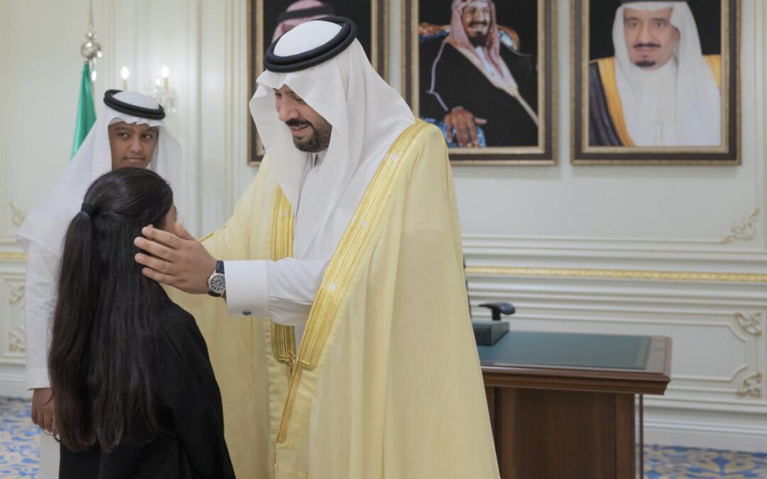 أمير الحدود الشمالية يستضيف زوج وأبناء المعلمة المتوفية داخل الفصل الدراسي