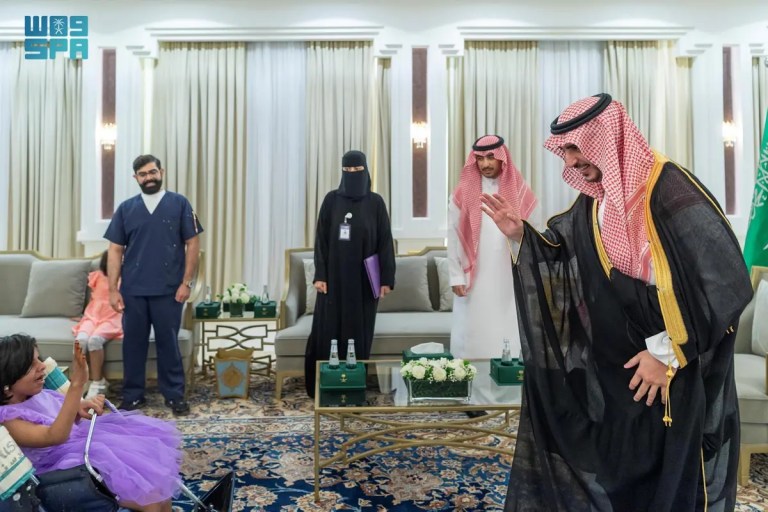 أمير الجوف يستضيف مدير مركز جمعية الأطفال ذوي الإعاقة بالمنطقة