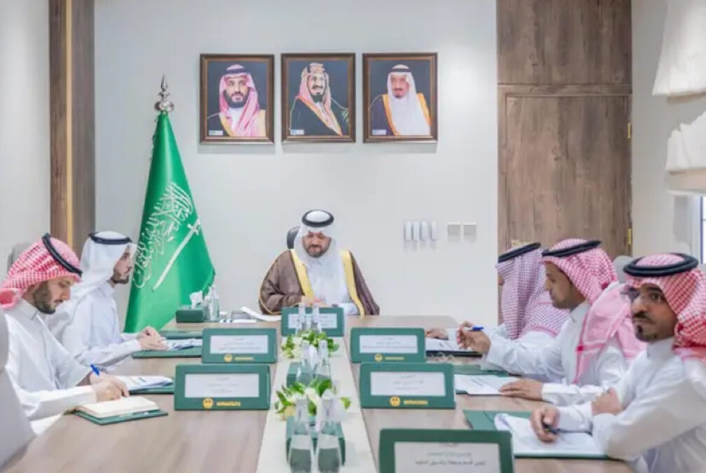 أمير منطقة الحدود الشمالية يرأس اجتماع مشروعات الطرق الجديدة بالمنطقة