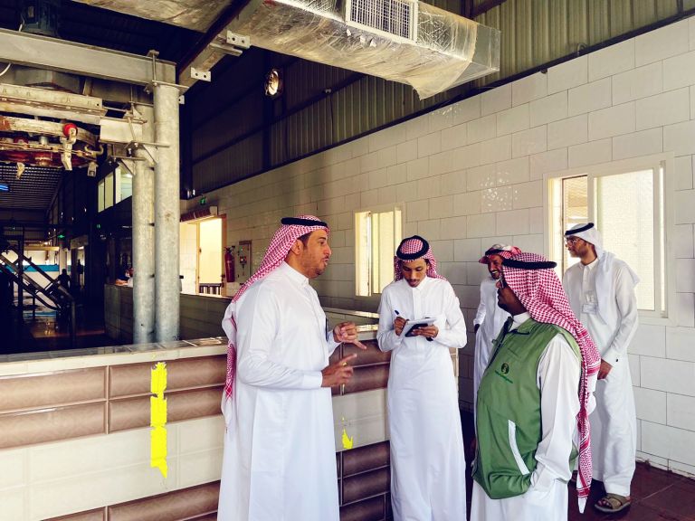 مدير عام وزارة البيئة والمياه والزراعة يتفقد أسواق النفع العام والمسالخ بالحدود الشمالية