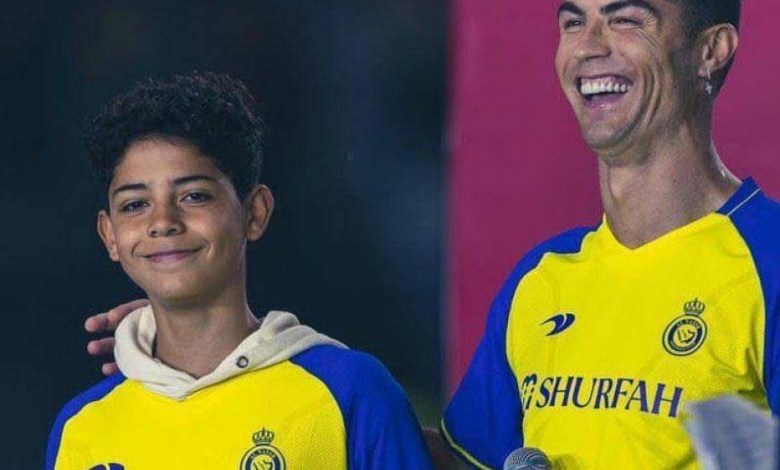 جونيور كرستيانو رونالدو يُوَقِّع لنادي النصر ويحجز الرقم 7 أسوة بأبيه