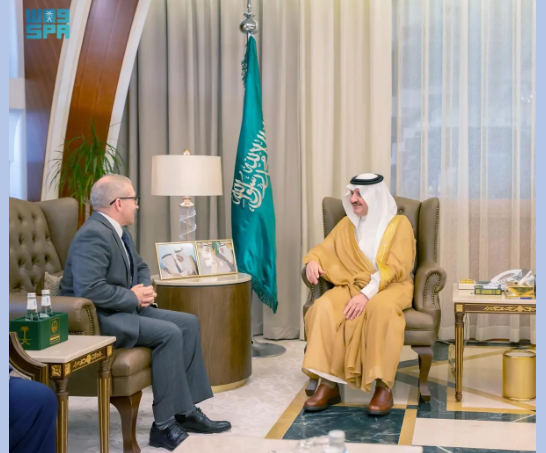 أمير المنطقة الشرقية يستضيف القنصل الأميركي بمكتبه