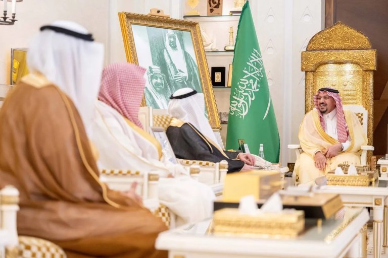 أمير منطقة القصيم يتسلم تقرير لجنة الأهالي