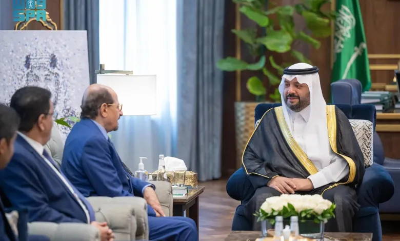 أمير منطقة الحدود الشمالية يلتقي بالسفير اليمني لدى المملكة