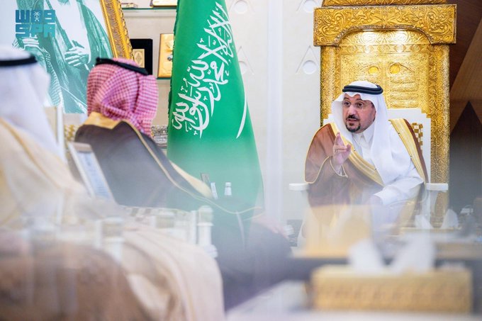 أمير القصيم يوزع جوائز تكريمية على فريق عمل المكتبة القانونية الإلكترونية بالإمارة