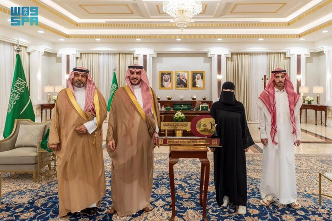 أمير منطقة الجوف يسلم المواطنة المسيب جائزة الغزفة التجارية لليوم الوطني السعودي الـ 93