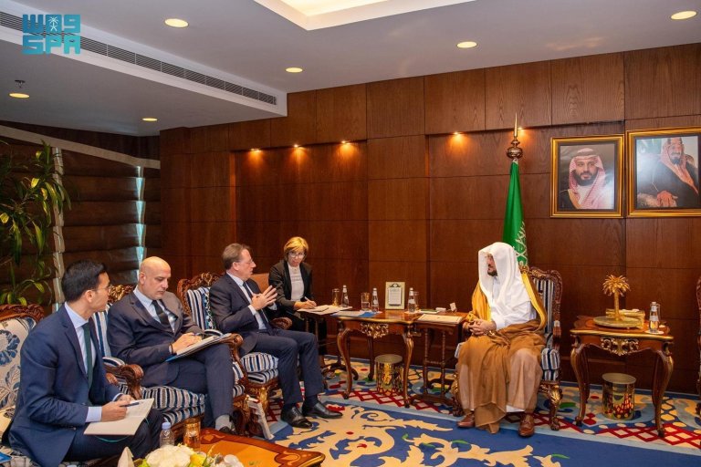 وزير الشؤون الإسلامية يستضيف السفير الفرنسي لدى المملكة