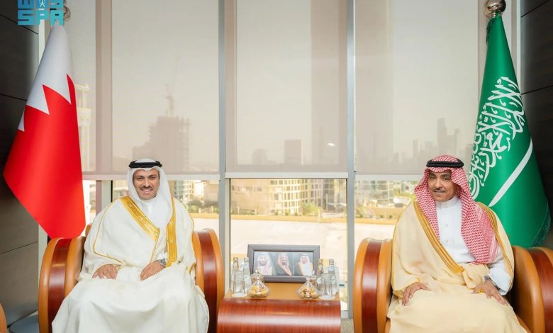 وزير الإعلام يبحث مع نظيره البحريني سبل تعزيز التعاون الإعلامي