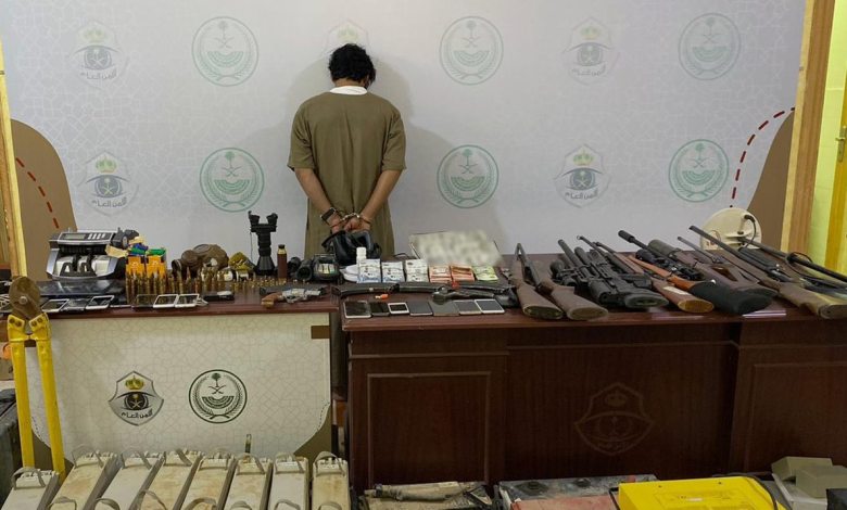 ضبط مواطن لترويجه الإميفتامين وأقراصا مخدرة وإخفائه أسلحة نارية ومسروقات بمنطقة القصيم