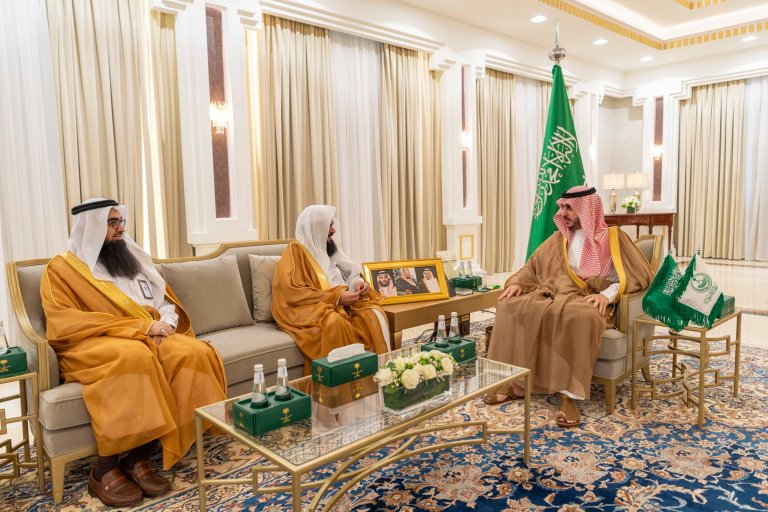 أمير الجوف يستضيف مدير هيئة الأمر بالمعروف والنهي عن المنكر بالمنطقة المعيَّن حديثا