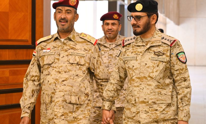 قائد القوات المشتركة يبحث مع رئيس الأركان العامة اليمنية العمليات العسكرية باليمن