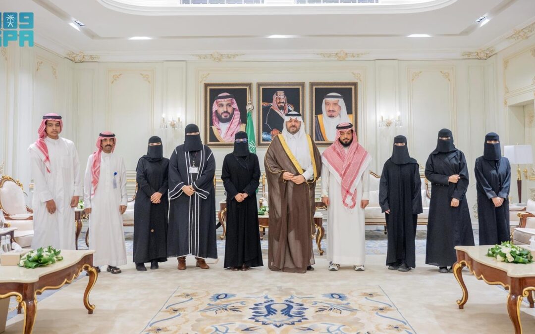 أمير الحدود الشمالية يلتقي أعضاء فرع الجمعية السعودية للفنون التشكيلية “جسفت”