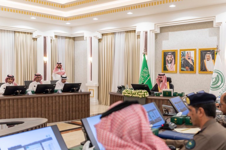 أمير الجوف يتصدر اجتماع لجنة الدفاع المدني بالمنطقة