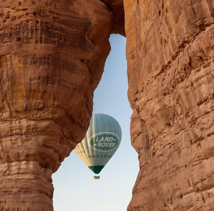 المناطيد الهوائية تداعب سماء العلا على مدار العام