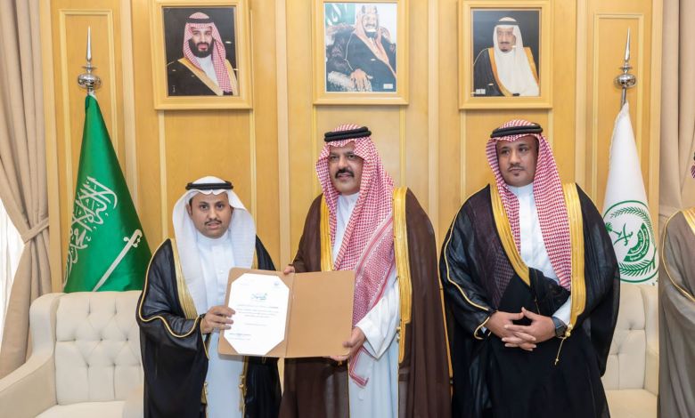 أمير حائل يكرم المعلم الحاصل على جائزة أفضل معلم خليجي لعام 2023