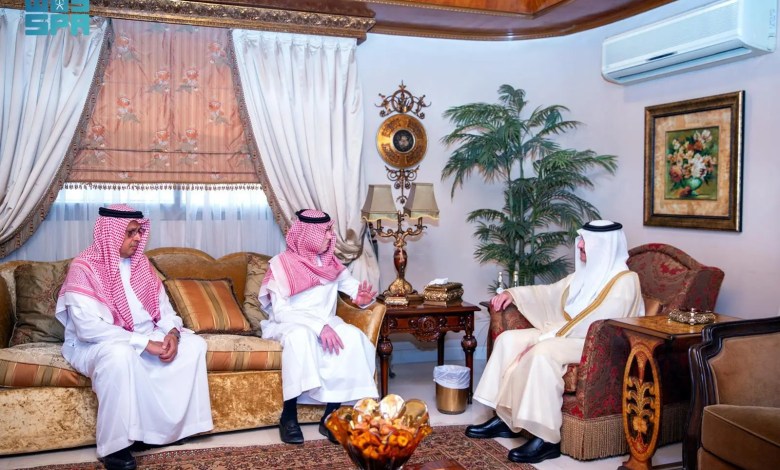 أمير المنطقة الشرقية يقدم واجب العزاء لأسرة الراجحي