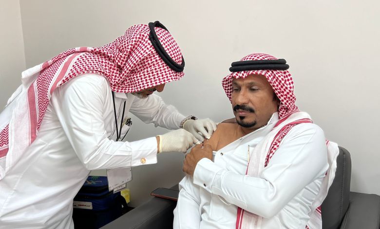 محافظ العارضة يتلقى تطعيم الانفلونزا الموسمية مبتدئا حملة التطعيم بالمحافظة