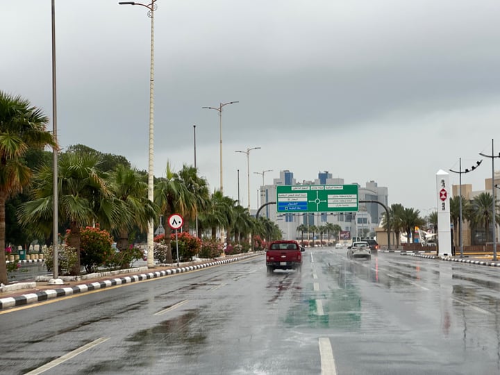 المتنزهون والزوار يتفاعلون مع أمطار جازان في شواطئ وحدائق المنطقة