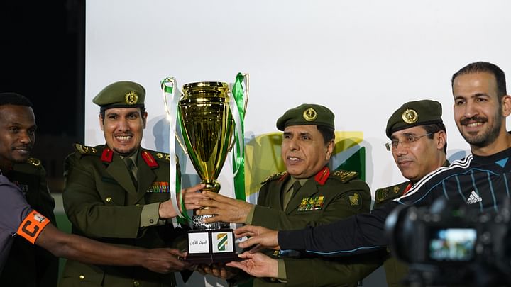 اليحيى يقدم الكأس لفريق جوازات مكة المكرمة في بطولة الجوازات الأولى لكرة القدم