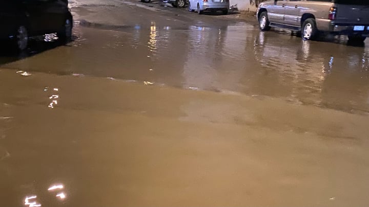 الأمطار تغلق الشوارع على أهالي العاصمة المقدسة