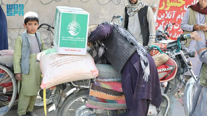 المملكة تسلم الأسر المتضررة من فيضانات أفغانستان ألف سلة غذائية