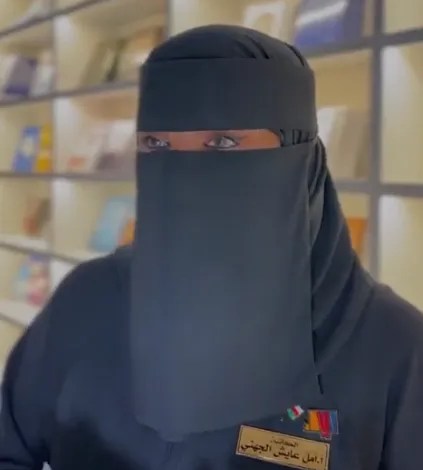 شابة سعودية تُهدي زوار معرض الكتاب قصاصات ورقية إيجابية